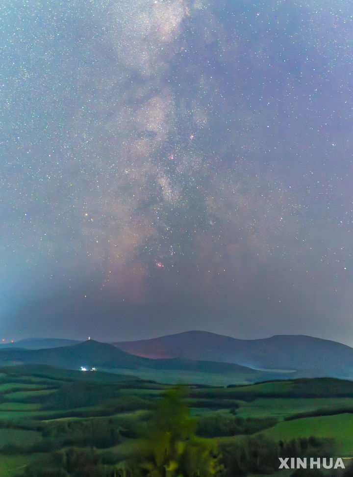 [헤이룽장성=신화/뉴시스] 22일(현지 시간) 중국 헤이룽장성 북동부 자무시시에서 바라본 밤하늘에 은하수가 펼쳐져 있다. 2025.07.24.