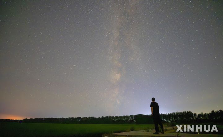 [헤이룽장성=신화/뉴시스] 21일(현지 시간) 중국 헤이룽장성 북동부 솽야산시 위이현에서 바라본 밤하늘에 은하수가 펼쳐져 있다. 2025.07.24.