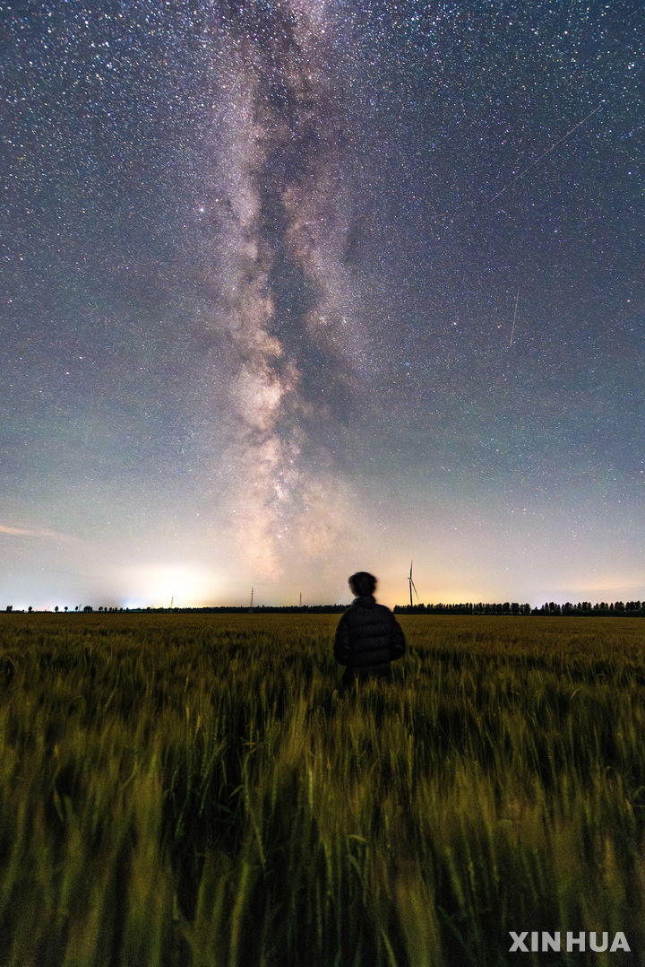 [헤이룽장성=신화/뉴시스] 21일(현지 시간) 중국 헤이룽장성 북동부 푸진시 장안읍에서 바라본 밤하늘에 은하수가 펼쳐져 있다. 2025.07.24.