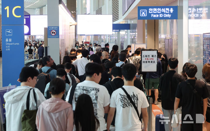 [인천공항=뉴시스] 권창회 기자 = 본격적인 여름 휴가철이 시작된 24일 인천국제공항 제2여객터미널 출국장이 여행객들로 붐비고 있다. 2025.07.24. kch0523@newsis.com
