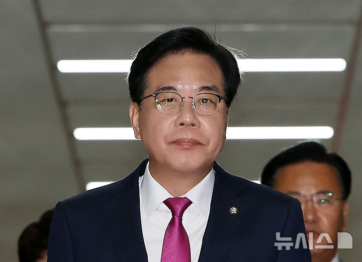 [서울=뉴시스] 김명년 기자 = 송언석 국민의힘 비상대책위원장 겸 원내대표가 24일 오전 서울 여의도 국회에서 열린 비상대책위원회의에 참석하기 위해 이동하고 있다. 2025.07.24. kmn@newsis.com