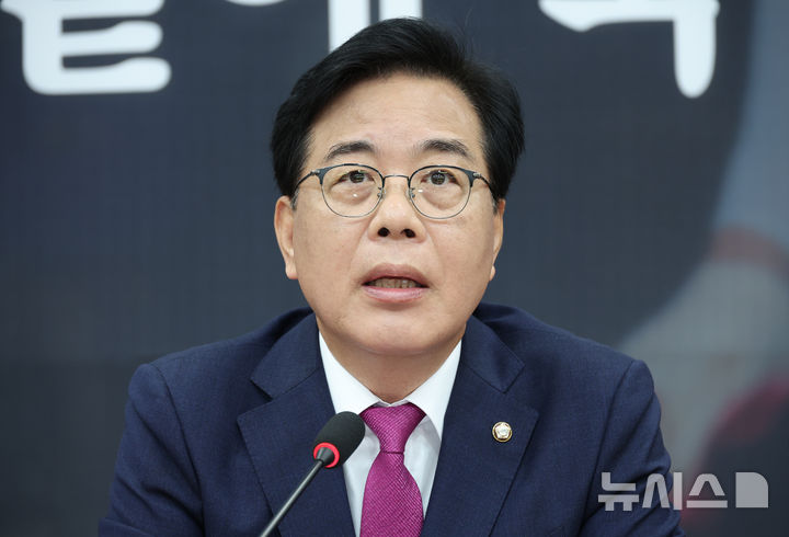 [서울=뉴시스] 김금보 기자 = 송언석 국민의힘 비상대책위원장 겸 원내대표가 24일 서울 여의도 국회에서 열린 비상대책위원회의에서 발언을 하고 있다. 2025.07.24. kgb@newsis.com