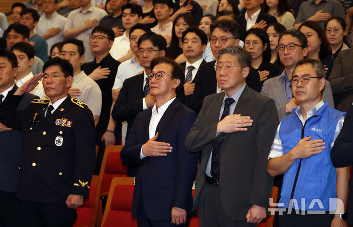 [세종=뉴시스] 강종민 기자 = 전재수 해양수산부 장관이 24일 세종시 정부세종청사 대강당에서 열린 취임식에서 국민의례를 하고 있다. 2025.07.24. ppkjm@newsis.com