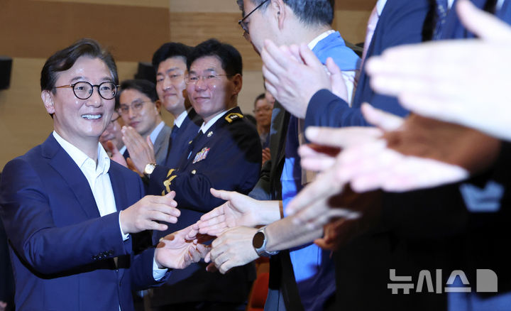 [세종=뉴시스] 강종민 기자 = 전재수 해양수산부 장관이 24일 세종시 정부세종청사 대강당에서 열린 취임식에서 참석자들과 악수하고 있다. 2025.07.24. ppkjm@newsis.com