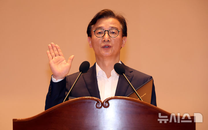 [세종=뉴시스] 강종민 기자 = 전재수 해양수산부 장관이 24일 세종시 정부세종청사 대강당에서 열린 취임식에서 취임선서를 하고 있다. 2025.07.24. ppkjm@newsis.com