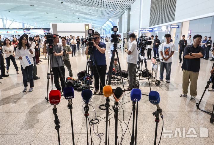 [인천공항=뉴시스] 권창회 기자 = 24일 인천국제공항 귀빈실 앞에서 취재진들이 대기하고 있다. 기획재정부 관계자는 24일 "미국과 예정됐던 2+2 협상은 스콧 베선트 미국 재무장관의 긴급한 일정으로 인해 개최하지 못하게 됐다"며 "미국 측은 조속한 시일 내에 개최하자고 제의했고, 한미 양측은 최대한 빠른 시일 내에 일정을 잡을 계획"이라고 밝혔다. 2025.07.24. kch0523@newsis.com