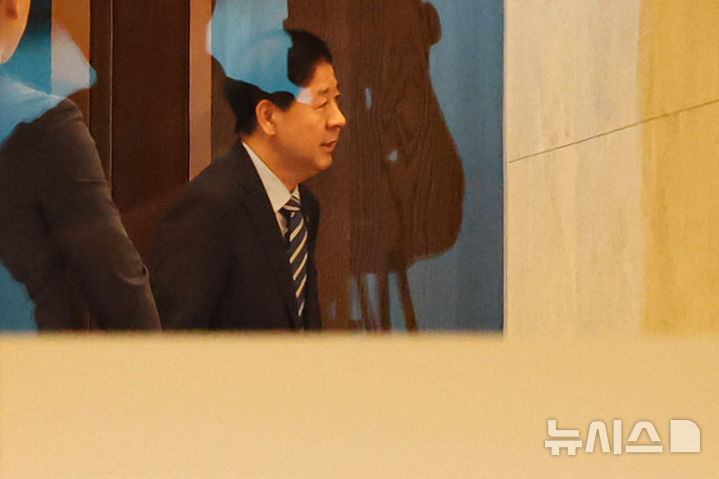 [인천공항=뉴시스] 권창회 기자 = 구윤철 경제부총리 겸 기획재정부 장관이 24일 오전 인천국제공항 제2여객터미널에서 미국 재무장관과 무역대표부(USTR)와 예정되어 있던 통상협의가 취소돼 귀빈실을 나서고 있다. 2025.07.24. kch0523@newsis.com