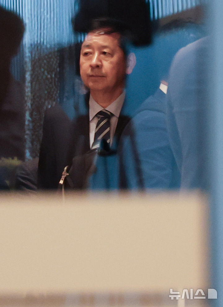 [인천공항=뉴시스] 권창회 기자 = 구윤철 경제부총리 겸 기획재정부 장관이 24일 오전 미국 워싱턴D.C.에서 열릴 예정이였던 미국 재무장관과 무역대표부(USTR)와 2+2 통상협상이 취소돼 인천국제공항 제2여객터미널 귀빈실을 나서고 있다. (공동취재) 2025.07.24. photo@newsis.com