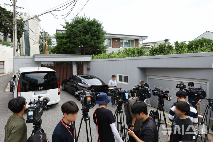 [서울=뉴시스] 황준선 기자 = 24일 서울 종로구 한덕수 전 국무총리 자택 앞에서 취재진들이 대기하고 있다. 12·3 비상계엄 관련 내란·외환 혐의를 수사하는 내란 특검은 24일 계엄 방조 의혹과 관련해 한덕수 전 국무총리에 대한 강제수사에 나섰다. 법조계에 따르면 내란 특검팀은 이날 오전부터 서울 종로구에 위치한 한 전 총리 자택을 압수수색하고 있다. 2025.07.24. hwang@newsis.com