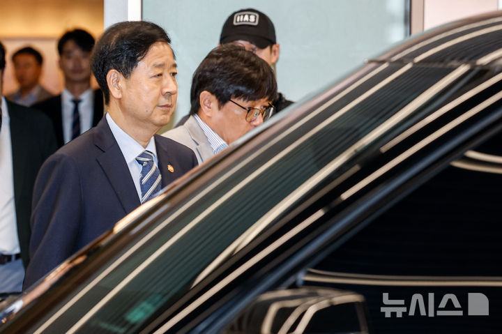[인천공항=뉴시스] 권창회 기자 = 구윤철 경제부총리 겸 기획재정부 장관이 24일 오전 미국 워싱턴D.C.에서 열릴 예정이였던 미국 재무장관과 무역대표부(USTR)와 예정되어 있던 통상협상이 취소돼 인천국제공항 제2여객터미널 귀빈실을 나서고 있다. (공동취재) 2025.07.24. photo@newsis.com