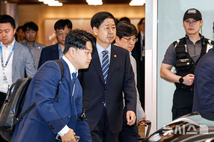 [인천공항=뉴시스] 권창회 기자 = 구윤철 경제부총리 겸 기획재정부 장관이 24일 오전 미국 워싱턴D.C.에서 열릴 예정이였던 미국 재무장관과 무역대표부(USTR)와 예정되어 있던 통상협상이 취소돼 인천국제공항 제2여객터미널 귀빈실을 나서고 있다. (공동취재) 2025.07.24. photo@newsis.com