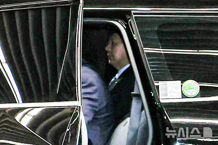 [인천공항=뉴시스] 권창회 기자 = 구윤철 경제부총리 겸 기획재정부 장관이 24일 오전 미국 워싱턴D.C.에서 열릴 예정이였던 미국 재무장관과 무역대표부(USTR)와 예정되어 있던 통상협상이 취소돼 인천국제공항 제2여객터미널 귀빈실을 나서고 있다. (공동취재) 2025.07.24. photo@newsis.com