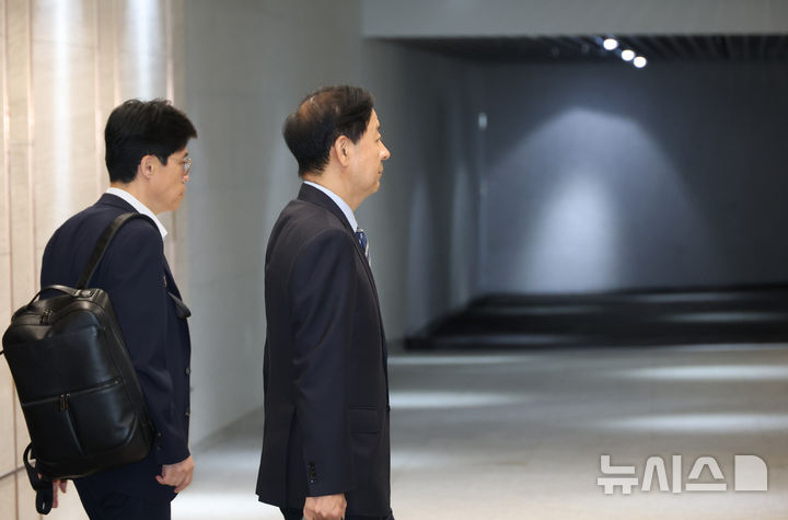[인천공항=뉴시스] 권창회 기자 = 구윤철 경제부총리 겸 기획재정부 장관이 24일 오전 미국 워싱턴D.C.에서 열릴 예정이였던 미국 재무장관과 무역대표부(USTR)와 예정되어 있던 통상협상이 취소돼 인천국제공항 제2여객터미널 귀빈실을 나서고 있다. (공동취재) 2025.07.24. photo@newsis.com