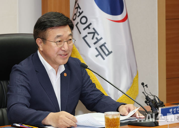 [서울=뉴시스] 김명원 기자 = 윤호중 행정안전부 장관이 지난 24일 오전 서울 종로구 정부서울청사에서 열린 중앙지방정책협의회에 참석해 발언하고 있다. 2025.07.24. kmx1105@newsis.com