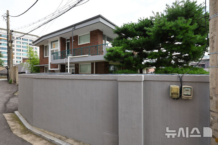 [서울=뉴시스] 황준선 기자 = 24일 오전 서울 종로구 한덕수 전 국무총리 자택 모습. 12·3 비상계엄 관련 내란·외환 혐의를 수사하는 내란 특검은 은 이날 오전부터 한 전 총리 자택을 압수수색 하고 있다. 2025.07.24. hwang@newsis.com