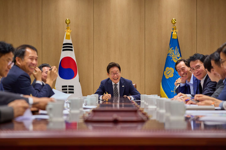 [서울=뉴시스] 대통령실은 이재명 대통령이 23일 서울 용산 대통령실 청사에서 참모들과 모닝 티타임을 하는 모습을 24일 SNS에 공개했다. (사진=대통령실 제공) 2025.07.24. photo@newsis.com *재판매 및 DB 금지