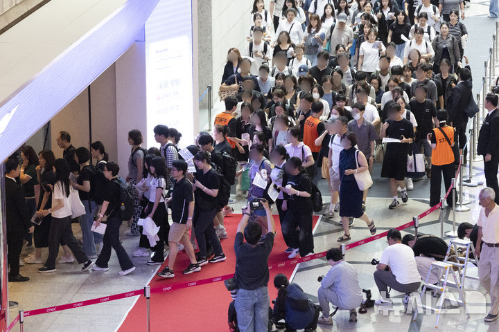 [서울=뉴시스] 김근수 기자 = 7월 24일 2026학년도 수시 대학입학정보박람회가 열린 서울 강남구 코엑스에서 수험생들과 학부모들이 입장을 하는 모습. 2024.07.24. ks@newsis.com