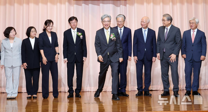 [서울=뉴시스] 조성우 기자 = 김상환(오른쪽 다섯 번째부터) 신임 헌법재판소장과 오영준 신임 헌법재판관이 24일 오전 서울 종로구 헌법재판소에서 열린 취임식을 마치고 헌법재판관들과 기념촬영을 하고 있다. 왼쪽부터 정계선, 김복형, 정정미, 오영준 재판관, 김상환 헌법재판소장, 김형두, 정형식, 조한창, 마은혁 재판관. 2025.07.24. xconfind@newsis.com