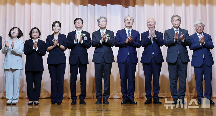 [서울=뉴시스] 조성우 기자 = 김상환(오른쪽 다섯 번째부터) 신임 헌법재판소장과 오영준 신임 헌법재판관이 24일 오전 서울 종로구 헌법재판소에서 열린 취임식을 마치고 헌법재판관들과 기념촬영을 하고 있다. 왼쪽부터 정계선, 김복형, 정정미, 오영준 재판관, 김상환 헌법재판소장, 김형두, 정형식, 조한창, 마은혁 재판관. 2025.07.24. xconfind@newsis.com