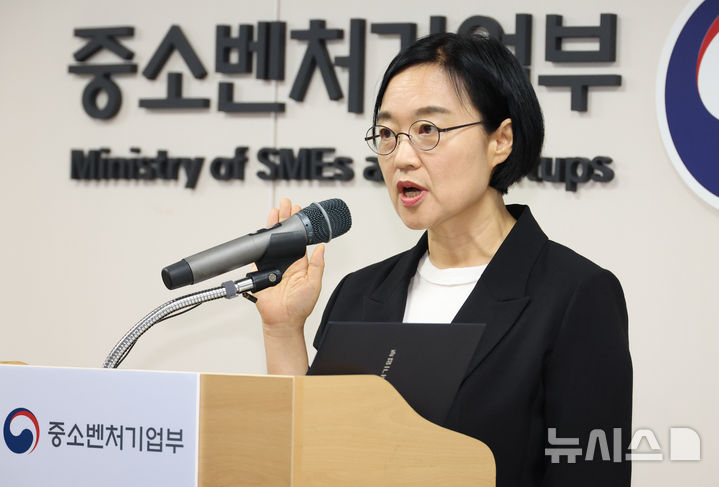 [세종=뉴시스] 강종민 기자 = 한성숙 중소벤처기업부 장관이 24일 세종시 정부세종청사에서 열린 취임식에서 취임선서를 하고 있다. 2025.07.24. ppkjm@newsis.com