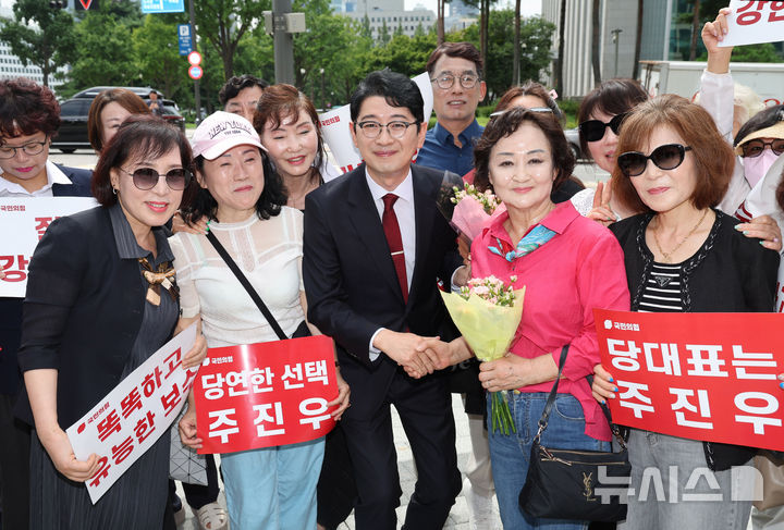 [서울=뉴시스] 김명년 기자 = 주진우 국민의힘 의원이 24일 오전 서울 여의도 국회 소통관 앞에서 당대표 출마선언 기자회견을 위해 이동하던 중 지지자들과 기념촬영하고 있다. 2025.07.24. kmn@newsis.com