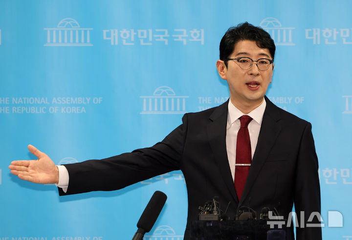 [서울=뉴시스] 김명년 기자 = 국민의힘 당 대표 출마선언을 한 주진우 의원이 지난 24일 오전 서울 여의도 국회 소통관에서 출마선언을 마치고 취재진의 질문에 답하고 있다. 2025.07.24. kmn@newsis.com