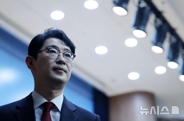 [서울=뉴시스] 김명년 기자 = 국민의힘 당 대표 출마선언을 한 주진우 의원이 24일 오전 서울 여의도 국회 소통관에서 출마선언을 마치고 이동하고 있다. 2025.07.24. kmn@newsis.com