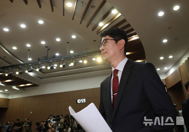 [서울=뉴시스] 김명년 기자 = 주진우 국민의힘 의원이 24일 오전 서울 여의도 국회 소통관에서 당대표 출마선언 기자회견을 위해 이동하고 있다. 2025.07.24. kmn@newsis.com