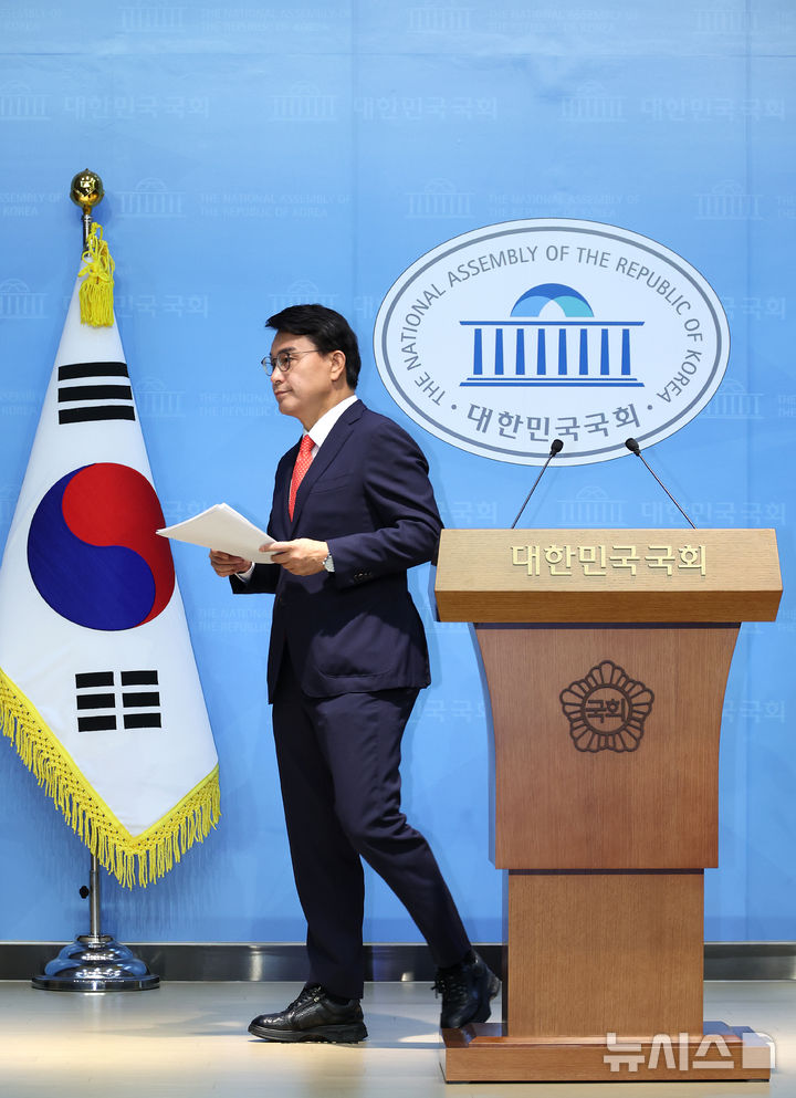 [서울=뉴시스] 김금보 기자 = 윤상현 국민의힘 의원이 24일 오전 서울 여의도 국회 소통관에서 최근 자신이 주최한 토론회 '자유공화 리셋코리아를 위하여'가 윤어게인 행사로 오해받게 된 점에 대해 사과하는 기자회견을 마친 후 이동하고 있다. 2025.07.24. kgb@newsis.com