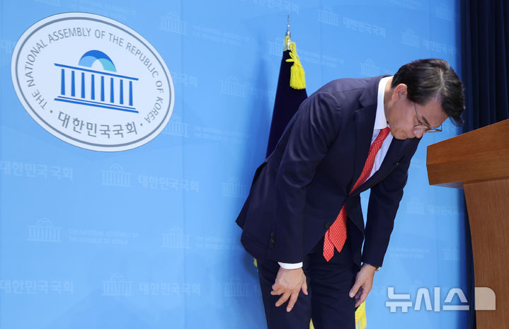 [서울=뉴시스] 김금보 기자 = 윤상현 국민의힘 의원이 24일 오전 서울 여의도 국회 소통관에서 최근 자신이 주최한 토론회 '자유공화 리셋코리아를 위하여'가 윤어게인 행사로 오해받게 된 점에 대해 고개 숙여 사과하고 있다. 2025.07.24. kgb@newsis.com