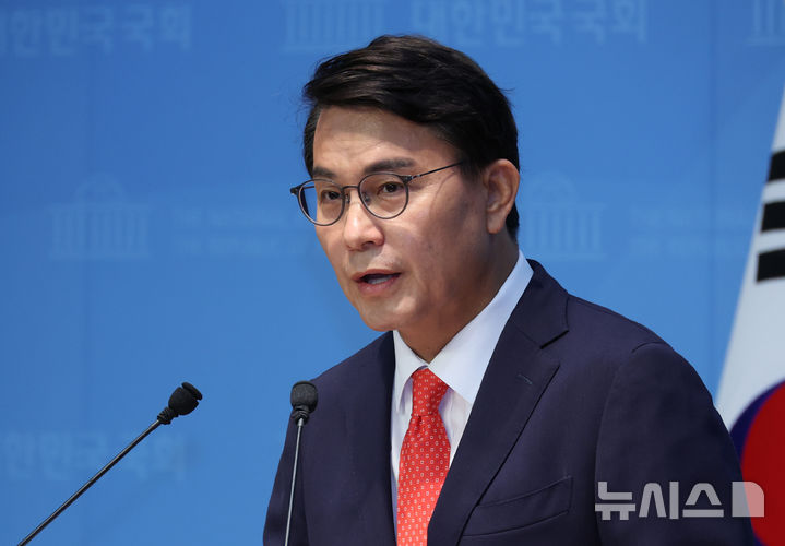 [서울=뉴시스] 김금보 기자 = 윤상현 국민의힘 의원이 24일 오전 서울 여의도 국회 소통관에서 최근 자신이 주최한 토론회 '자유공화 리셋코리아를 위하여'가 윤어게인 행사로 오해받게 된 점에 사과하는 기자회견을 하고 있다. 2025.07.24. kgb@newsis.com