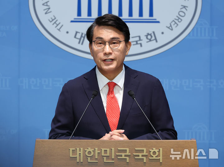 [서울=뉴시스] 김금보 기자 = 윤상현 국민의힘 의원이 24일 오전 서울 여의도 국회 소통관에서 최근 자신이 주최한 토론회 '자유공화 리셋코리아를 위하여'가 윤어게인 행사로 오해받게 된 점에 사과하는 기자회견을 하고 있다. 2025.07.24. kgb@newsis.com