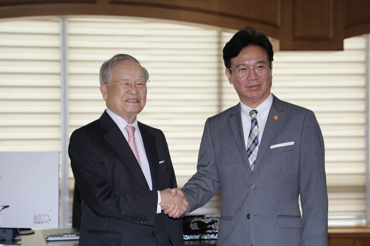 [서울=뉴시스] 손경식 한국경영자총협회장이 지난 7월 24일 서울 마포구 경총회관에서 김영훈 신임 고용노동부 장관과 만나 기념촬영을 하고 있다. (사진=고용노동부 제공) 2025.07.24. photo@newsis.com *재판매 및 DB 금지