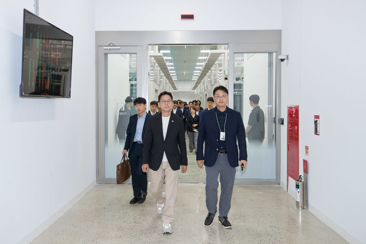 [서울=뉴시스] 배경훈 과학기술정보통신부 장관이 지난 24일 오전 세종 네이버데이터센터 각 세종을 방문해 센터를 둘러보고 있다. (사진=과기정통부 제공) 2025.07.24. photo@newsis.com *재판매 및 DB 금지