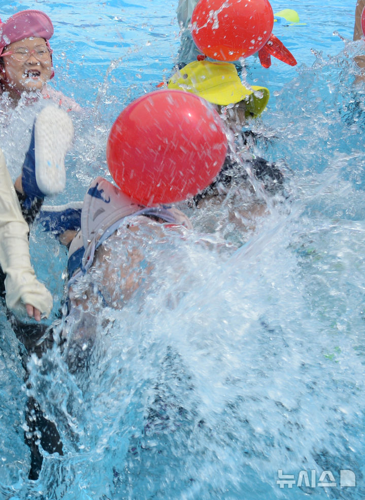 [울산=뉴시스] 배병수 기자 = 울산 전역에 폭염경보가 내려진 24일 오전 울산 남구 태화강 고수부지 태화강수상스포츠센터 내 야외 수영장에 어린이들이 물놀이를 하면서 더위를 식히고 있다. 2025.07.24.bbs@newsis.com.