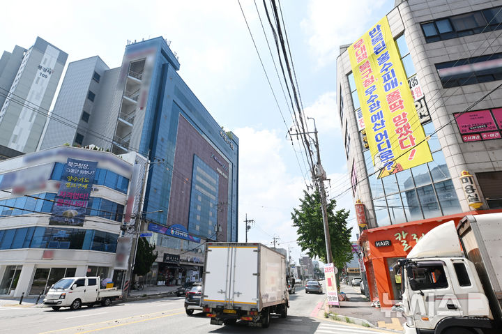 [광주=뉴시스] 이영주 기자 = 24일 오전 광주 북구 우치로 상가 건물들에 북구의 행정을 규탄하는 현수막이 걸려있다. 해당 상가가 들어선 우치로 일대는 지난 17일 426㎜ 폭우로 침수된 곳이다. 2025.07.24. leeyj2578@newsis.com