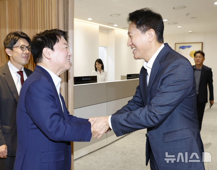 [서울=뉴시스] 김진아 기자 = 국민의힘 당권주자인 안철수 의원이 24일 서울 중구 서울시청을 찾아 오세훈 서울시장과 오찬회동에 앞서 인사를 나누고 있다. (공동취재) 2025.07.24. photo@newsis.com