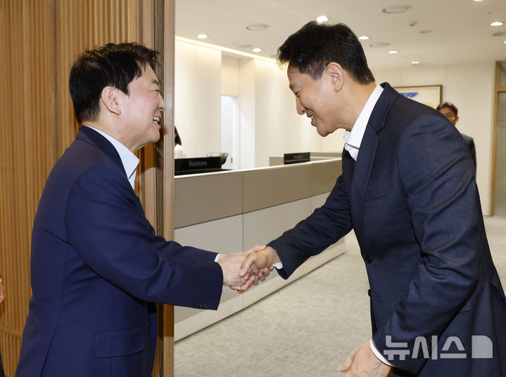 [서울=뉴시스] 김진아 기자 = 국민의힘 당권주자인 안철수 의원이 24일 서울 중구 서울시청을 찾아 오세훈 서울시장과 오찬회동에 앞서 인사를 나누고 있다. (공동취재) 2025.07.24. photo@newsis.com