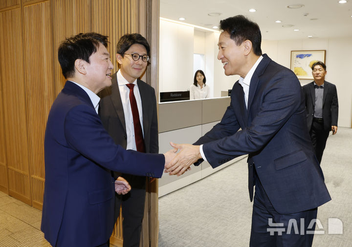 [서울=뉴시스] 김진아 기자 = 국민의힘 당권주자인 안철수 의원이 24일 서울 중구 서울시청을 찾아 오세훈 서울시장과 오찬회동에 앞서 인사를 나누고 있다. (공동취재) 2025.07.24. photo@newsis.com