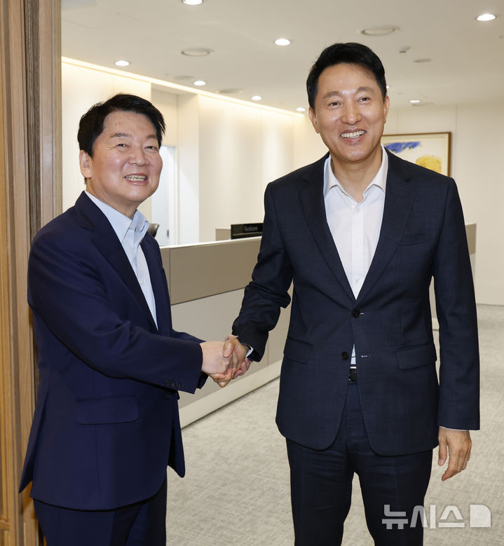 [서울=뉴시스] 김진아 기자 = 국민의힘 당권주자인 안철수 의원이 24일 서울 중구 서울시청을 찾아 오세훈 서울시장과 오찬회동에 앞서 인사를 나누고 있다. (공동취재) 2025.07.24. photo@newsis.com