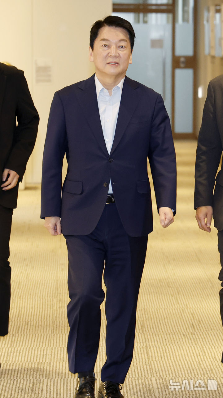 [서울=뉴시스] 김진아 기자 = 국민의힘 당권주자인 안철수 의원이 24일 오세훈 서울시장과 오찬회동을 하기 위해 서울 중구 서울시청으로 들어서고 있다. (공동취재) 2025.07.24. photo@newsis.com