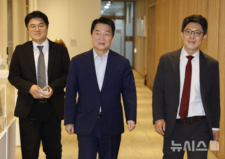 [서울=뉴시스] 김진아 기자 = 국민의힘 당권주자인 안철수 의원이 24일 오세훈 서울시장과 오찬회동을 하기 위해 서울 중구 서울시청으로 들어서고 있다. (공동취재) 2025.07.24. photo@newsis.com