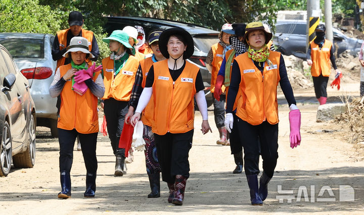 [가평=뉴시스] 최진석 기자 = 24일 경기 가평군 대보2리에서 연천군자원봉사센터 관계자들이 수해복구 지원 활동을 위해 이동하고 있다. 2025.07.24. myjs@newsis.com