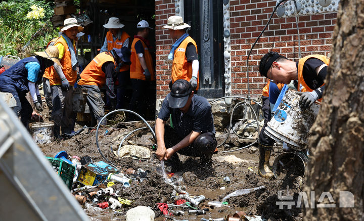 [가평=뉴시스] 최진석 기자 = 지난 24일 경기 가평군 대보2리에서 연천군자원봉사센터 관계자들이 수해복구 지원 활동을 하고 있다. 2025.07.24. myjs@newsis.com