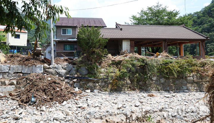 [가평=뉴시스] 최진석 기자 = 24일 경기 가평군 대보2리에서 수해복구 작업이 이루어지고 있다. 2025.07.24. myjs@newsis.com