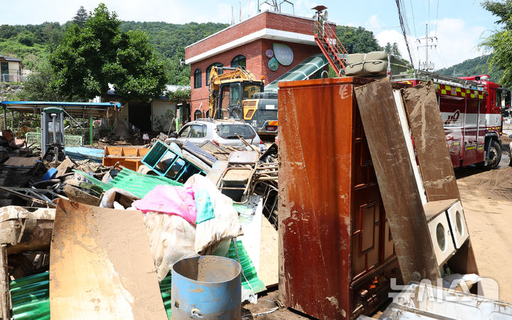 [가평=뉴시스] 최진석 기자 = 지난 24일 경기 가평군 대보2리 마을회관 앞에 수해로 침수된 물건들이 쌓여 있는 모습. 2025.07.24. myjs@newsis.com