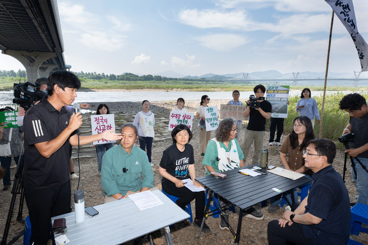 [서울=뉴시스] 김성환 환경부 장관이 24일 세종 한솔동에서 금강 세종보 재가동 중단을 요구하며 농성 중인 환경단체 관계자들과 만나 의견을 듣고 있다. (사진=환경부 제공) 2025.07.24. photo@newsis.com *재판매 및 DB 금지