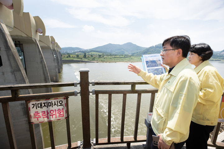 [서울=뉴시스] 김성환 환경부 장관이 지난달 24일 세종 세종보, 충남 공주보, 충남 백제보를 찾아 4대강 재자연화 검토를 위한 현장을 살펴보고 있다.(사진=환경부 제공) 2025.07.24. photo@newsis.com *재판매 및 DB 금지