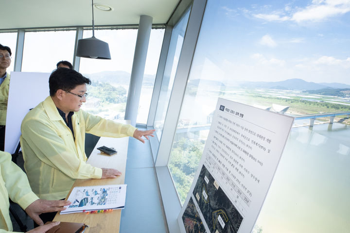 [서울=뉴시스] 기후에너지환경부가 4대강 재자연화와 관련해 최근 환경단체와 두 차례 회의를 가졌다고 23일 밝혔다. 사진은 김성환 환경부 장관이 지난해 7월 24일 세종 세종보, 충남 공주보, 충남 백제보를 찾아 4대강 재자연화 검토를 위한 현장을 살펴보고 있는 모습. (사진=환경부 제공) 2025.07.24. photo@newsis.com *재판매 및 DB 금지