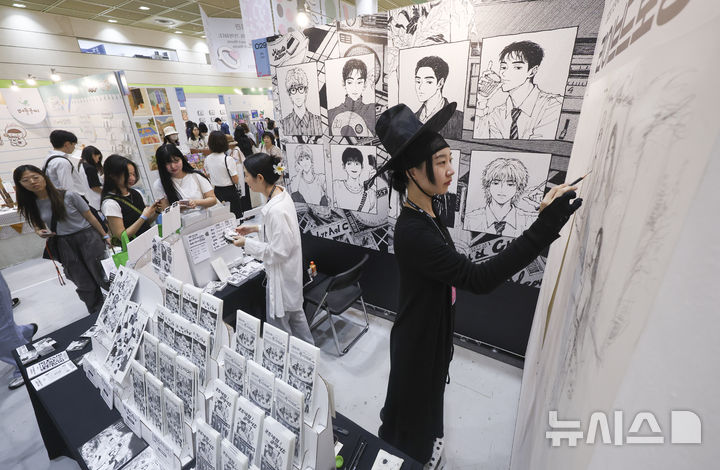 [서울=뉴시스] 김근수 기자 = 서울일러스트레이션페어V.19 2025 개막 첫 날인 24일 서울 강남구 코엑스에서 캐릭터 그리기 퍼포먼스를 선보이고 있다. 2024.07.24. ks@newsis.com